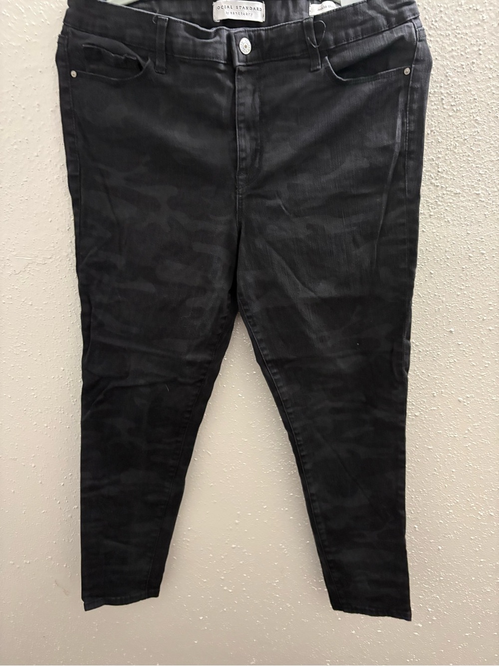 Social Standard by Sanctuary Women’s Black Camo Print Jeans – Size 12